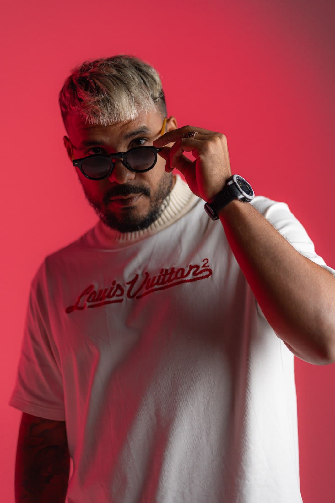 Leo Cox baissant ses lunettes de soleil, portrait studio